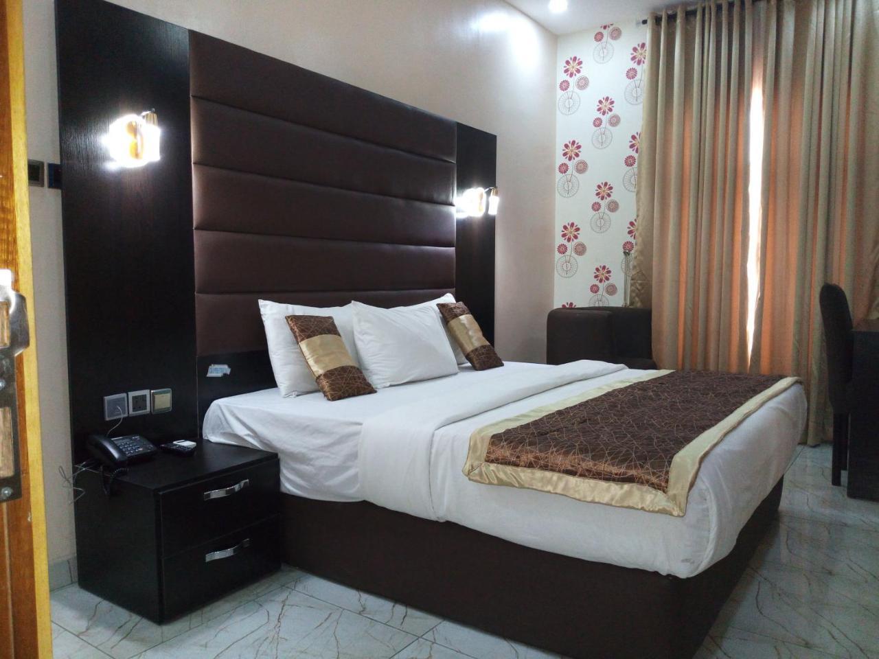 Bana Hotel & Suites Lagos Ngoại thất bức ảnh