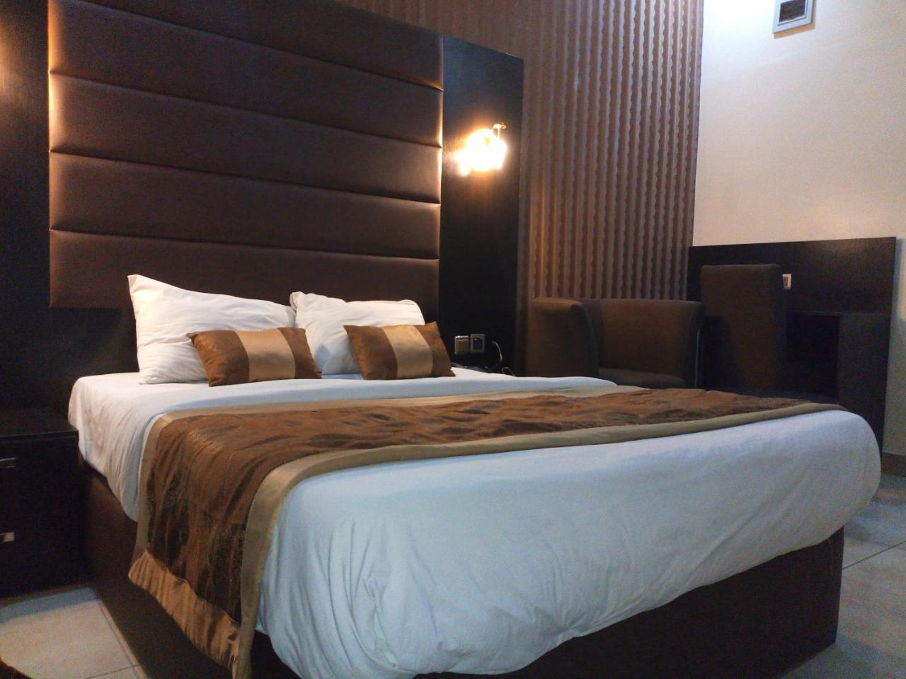 Bana Hotel & Suites Lagos Ngoại thất bức ảnh