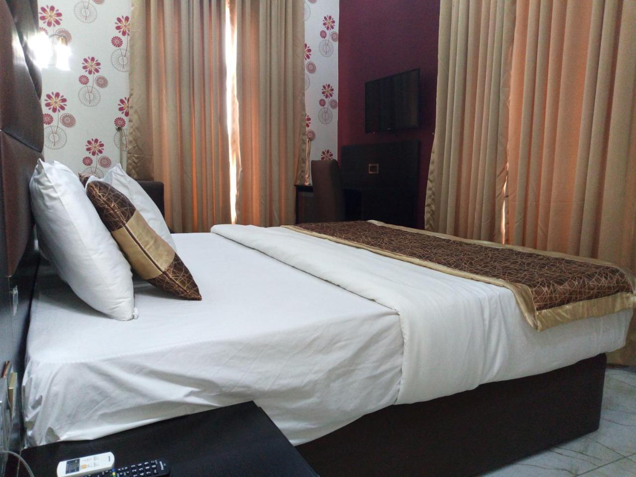 Bana Hotel & Suites Lagos Ngoại thất bức ảnh