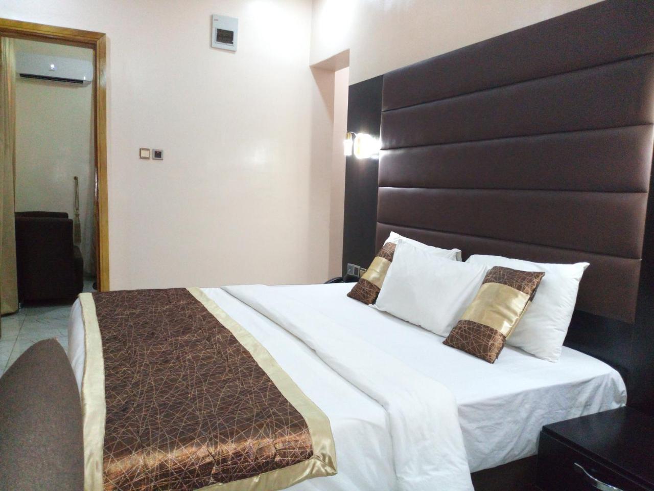 Bana Hotel & Suites Lagos Ngoại thất bức ảnh